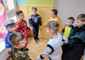 Chłopcy tańczą w kole