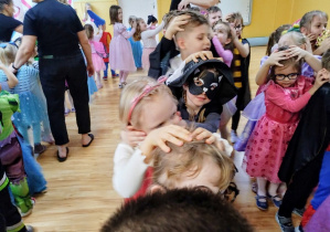 Dzieci bawią się w pociąg