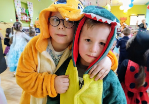 Chłopcy pozują do zdjęcia