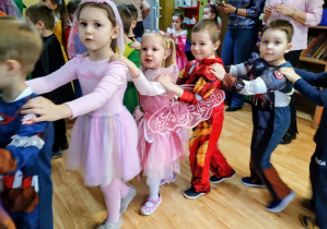 Dzieci idą w pociągu