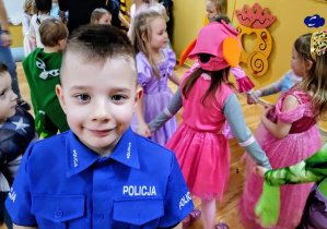 Chłopiec pozuje do zdjęcia