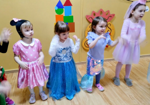 Dziewczynki tańczą