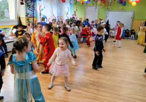 Dzieci tańczą