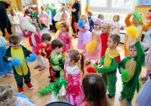 Dzieci bawią się pomponami