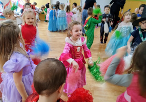 Dziewczynka się uśmiecha wśród innych dzieci