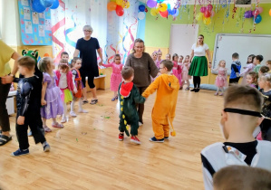 Pani tańczy z chłopcami
