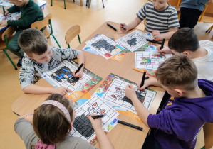 Dzieci malują mazakami