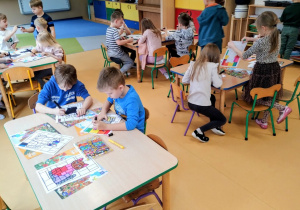 Dzieci malują mazakami