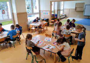 Dzieci malują mazakami