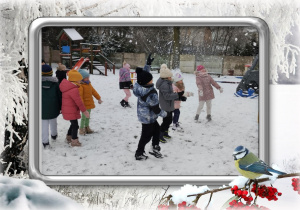 Dzieci bawią się śniegiem w ogrodzie przedszkolnym
