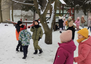 Dzieci bawią się w ogrodzie przedszkolnym