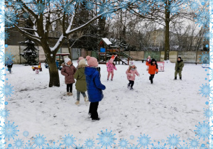 Dzieci bawią się śniegiem w ogrodzie przedszkolnym