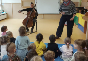 Dzieci słuchają koncertu Audycji Muzycznych