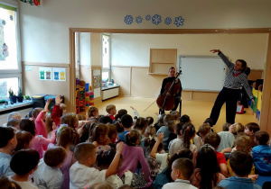 Dzieci słuchają koncertu Audycji Muzycznych