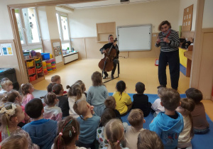 Dzieci słuchają koncertu Audycji Muzycznych