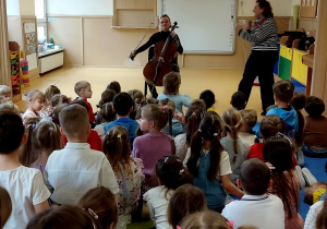Dzieci słuchają koncertu Audycji Muzycznych