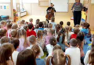 Dzieci słuchają koncertu Audycji Muzycznych