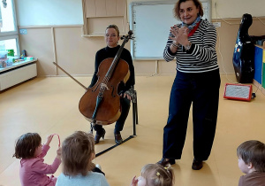 Dzieci słuchają koncertu