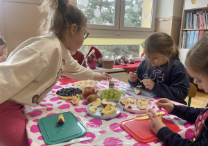 Dzieci robią szaszłyki.