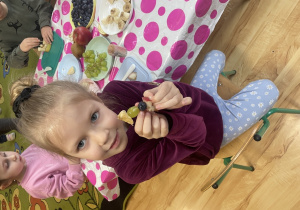 Dziecko pokazuje szaszłyka.