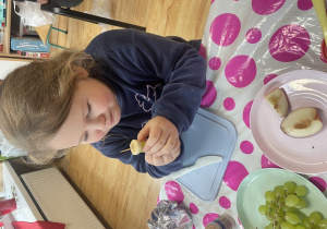 Dziewczynka je owoce.