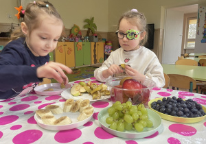 Dziewczynki wybierają produkty.