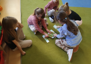 Dzieci układają puzzle