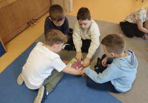 Dzieci układają puzzle