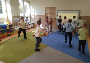 Dzieci udają dinozaury