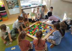 Dzieci bawią się w wykopaliska