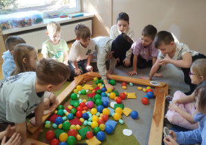 Dzieci bawią się w wykopaliska