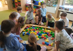 Dzieci bawią się w wykopaliska