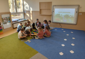 Dzieci bawią się w wykopaliska