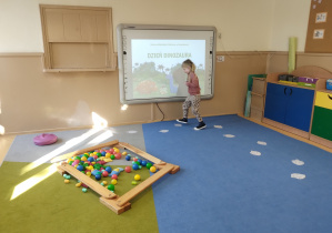 Dziewczyna idzie po śladach dinozaura