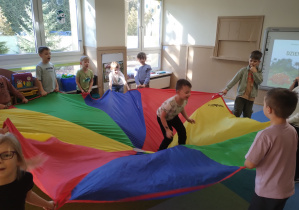 Dzieci bawią się chustą animacyjną