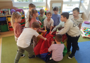 Dzieci bawią się chustą animacyjną