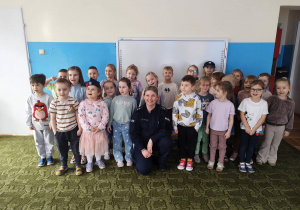 Dzieci pozują do zdjęcia grupowego