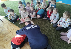 Dzieci ćwiczą pozycję bezpieczną związaną z atakiem psa