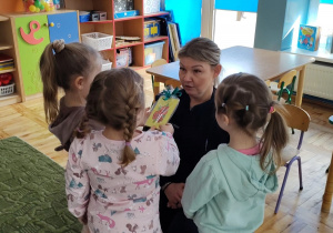 Dzieci wręczają upominek pani policjantce