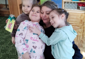 Dzieci wręczają upominek pani policjantce