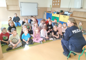 Dzieci rozmawiają z Panią policjantką