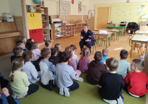 Dzieci rozmawiają z Panią policjantką