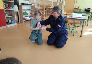 Pani Policjantka uczy dzieci bezpiecznej pozycji