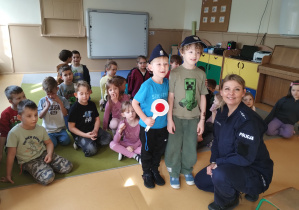 Chłopcy pozują do zdjęcia