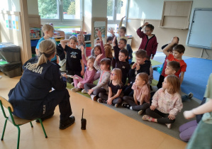 Dzieci zgłaszają się do oglądania gadżetów policyjnych