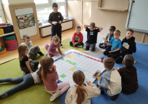 Dzieci odtwarzają obrazek