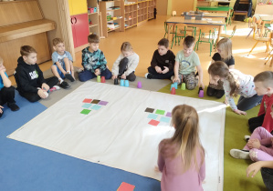 Dzieci tworzą wieżę korzystając ze wzoru