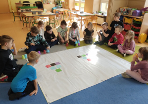 Dzieci tworzą wieżę korzystając ze wzoru