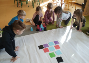 Dziewczynka buduje wierzę