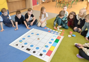 Chłopiec układa kod do planszy